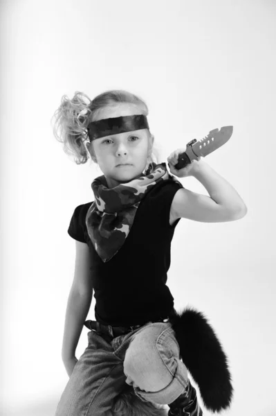 Bir ordu bıçak ile yürümeye başlayan çocuk kız — Stok fotoğraf