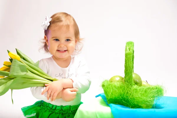 Menina com um monte de tulipas — Fotografia de Stock