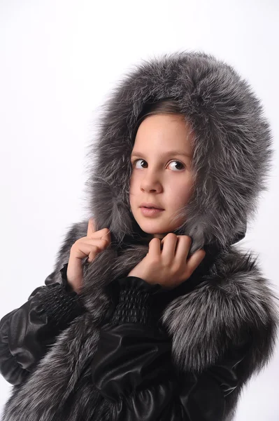 Chica en un abrigo de piel — Foto de Stock