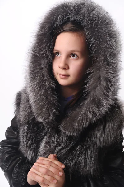 Chica en un abrigo de piel — Foto de Stock