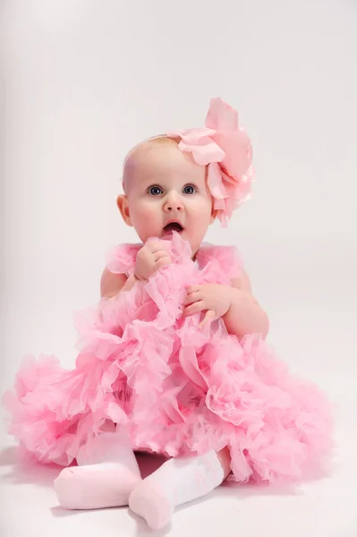 Bebé niña usando pettiskirt tutú y perlas arrastrándose — Foto de Stock