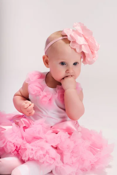 Menina bebê vestindo tutu pettiskirt e pérolas rastejando — Fotografia de Stock