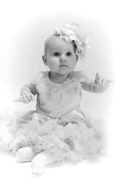 Bébé fille portant jupe tutu et perles rampant — Photo