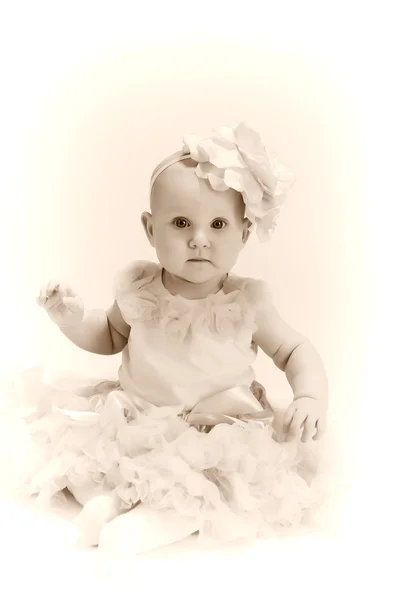 Κοριτσάκι που φοράει pettiskirt tutu και μαργαριτάρια οι crawling — Φωτογραφία Αρχείου