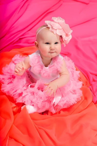Bebé niña usando pettiskirt tutú y perlas arrastrándose — Foto de Stock