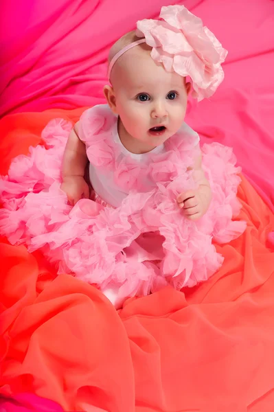 Baby flicka klädd pettiskirt tutu och pärlor kryper — Stockfoto