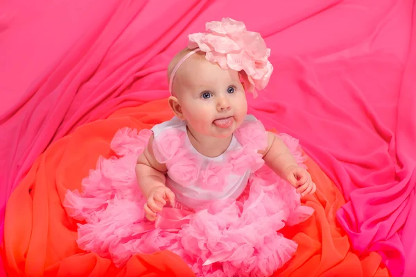 Meisje van de baby het dragen van pettiskirt tutu en parels kruipen — Stockfoto