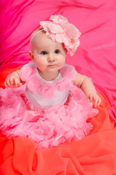 Pettiskirt tutu ve sürünerek inci giyen kız bebek — Stok fotoğraf