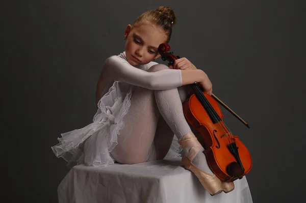 Fille avec violon — Photo