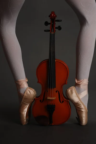 芭蕾舞女孩与小提琴 — 图库照片