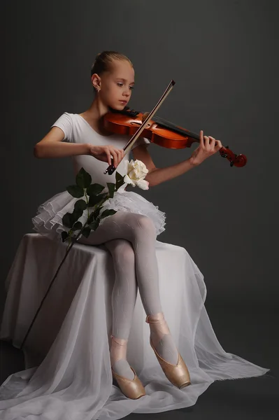 Fille avec violon — Photo