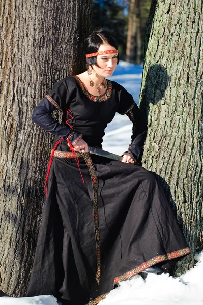 Mädchen in einem mittelalterlichen Kleid — Stockfoto