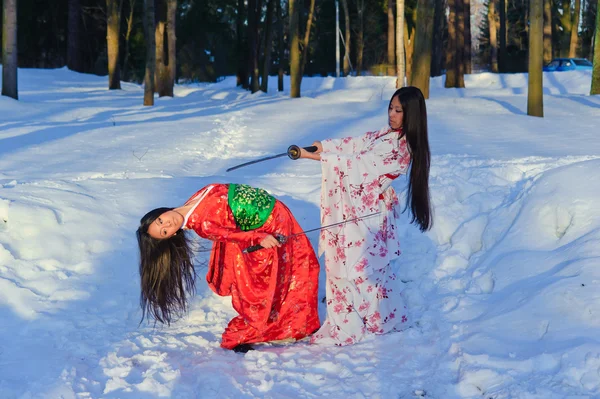 Schöne brünette Mädchen in einem japanischen Kimono — Stockfoto