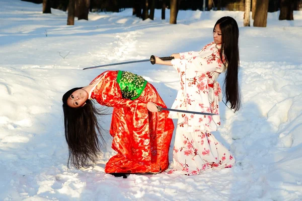 Hermosas chicas morenas en un kimono japonés —  Fotos de Stock