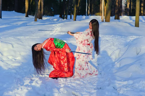 Meninas morenas bonitas em um quimono japonês — Fotografia de Stock