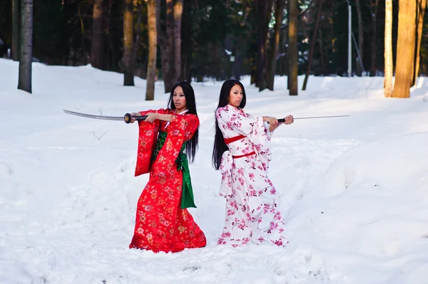 Hermosas chicas morenas en un kimono japonés — Foto de Stock