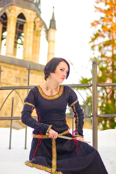 Flicka i en medeltida klänning — Stockfoto
