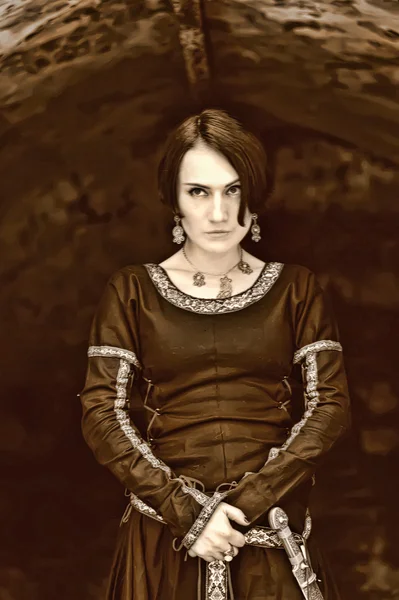 Meisje in een middeleeuwse jurk — Stockfoto