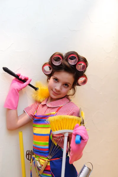 Una giovane casalinga con le spazzole — Foto Stock