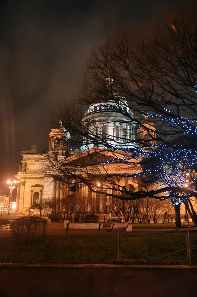 Sankt Isaacs katedral på natten — Stockfoto