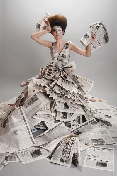 Dívka v novinách — Stock fotografie