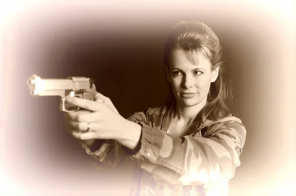軍用銃の若い女性 — ストック写真