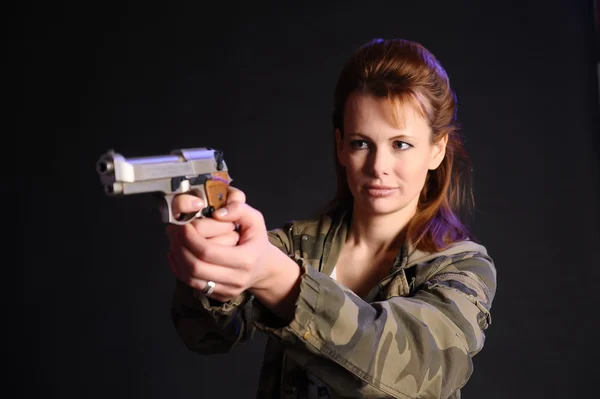 Genç askeri silah kadın — Stok fotoğraf