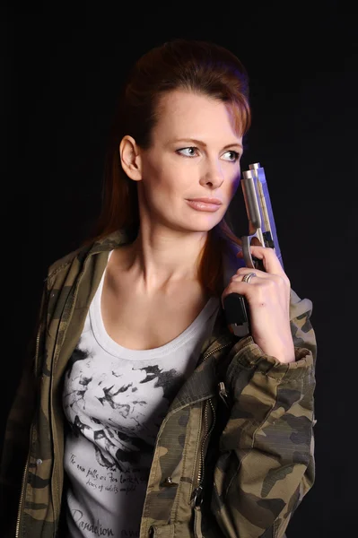 Τους νέους όπλο στρατιωτική γυναίκα — Φωτογραφία Αρχείου
