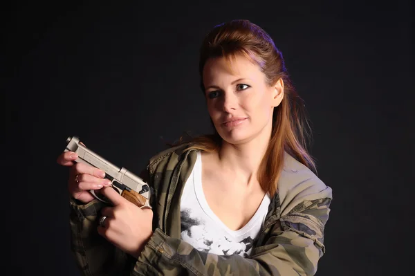 Молодая женщина с оружием — стоковое фото