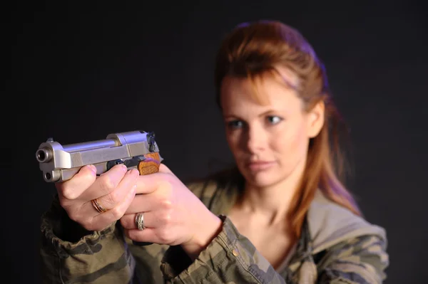 Молода військова зброя жінка — стокове фото
