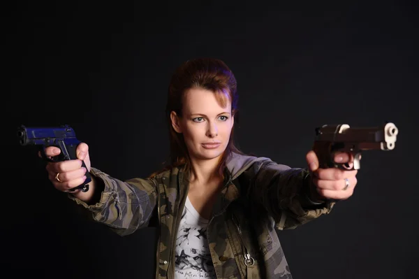 Mladí vojenských zbraní žena — Stock fotografie