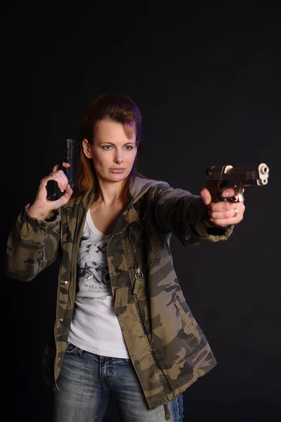 젊은 군사 총 여자 — 스톡 사진