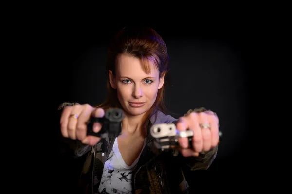 Kobieta z dwoma pistoletami — Zdjęcie stockowe
