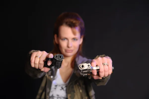 Kvinna med två kanoner — Stockfoto