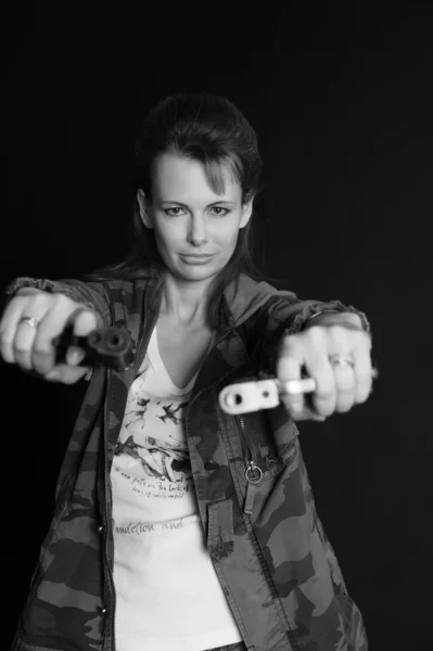 Woman with two guns — Stock Photo, Image