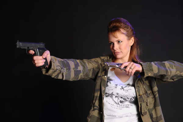 Donna con due pistole — Foto Stock