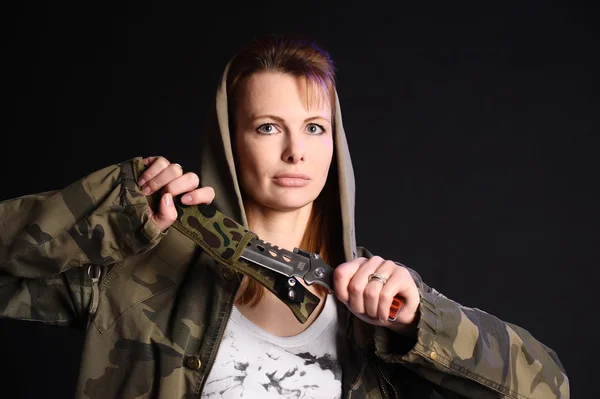Mujer sosteniendo cuchillo cazador — Foto de Stock