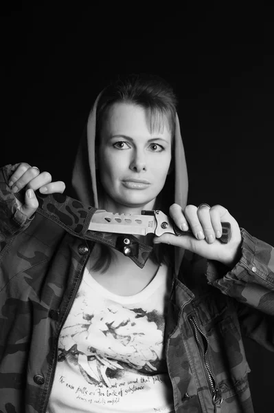 Женщина держит охотничий нож — стоковое фото