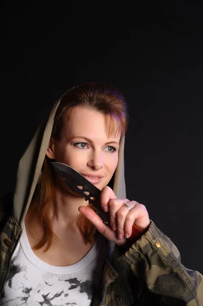 Žena drží nůž lovec — Stock fotografie