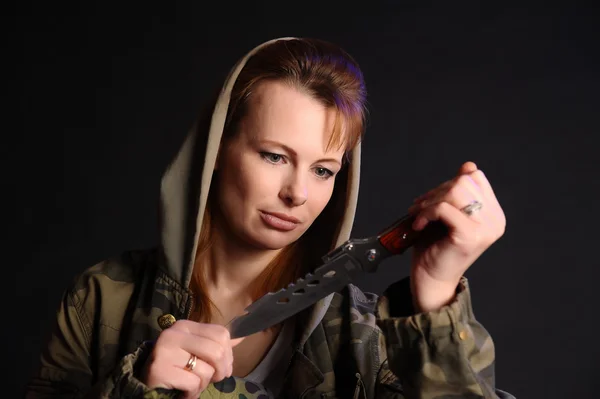 Mujer sosteniendo cuchillo cazador —  Fotos de Stock