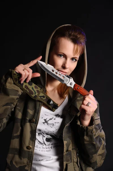 Γυναίκα που κρατά κυνηγός μαχαίρι — Φωτογραφία Αρχείου