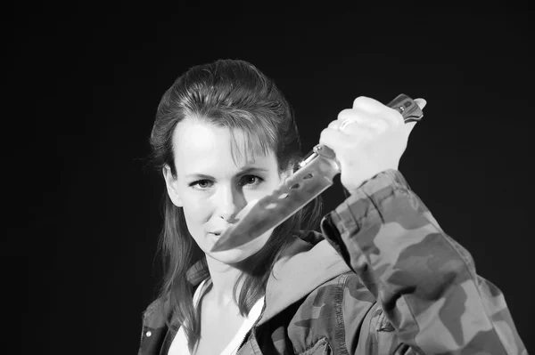 Frau hält Jagdmesser in der Hand — Stockfoto