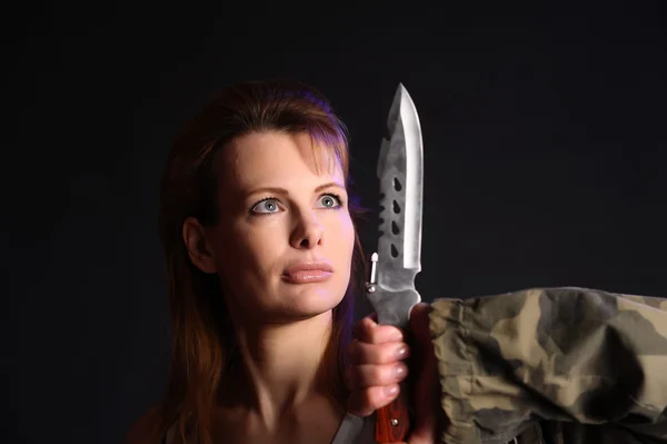 여자 사냥꾼 칼을 들고 — 스톡 사진