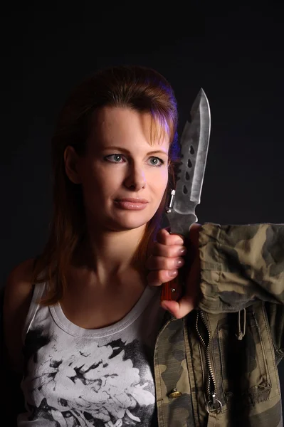 여자 사냥꾼 칼을 들고 — 스톡 사진