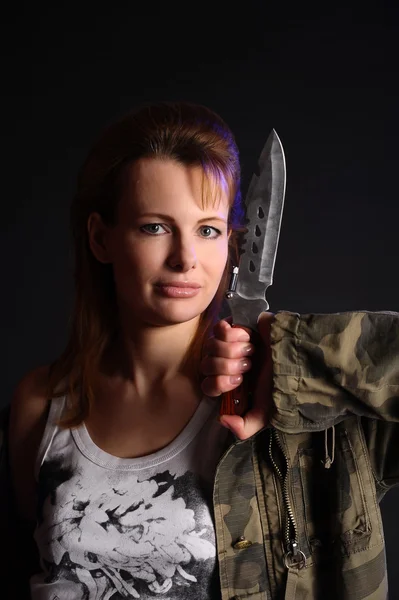 Nő a gazdaság vadász kés — Stock Fotó