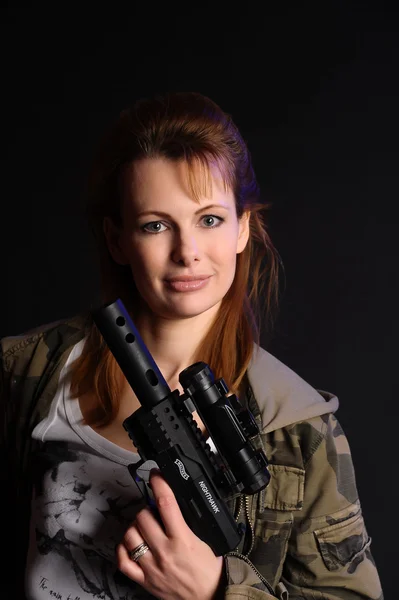 Giovane donna pistola militare — Foto Stock