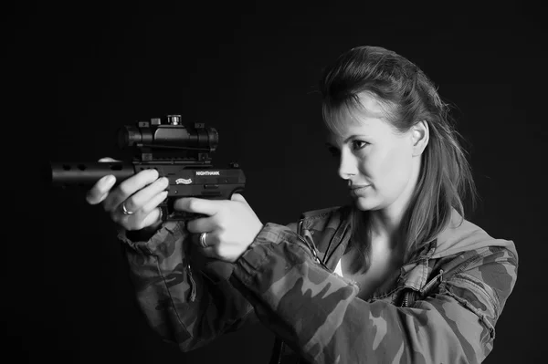 Mladí vojenských zbraní žena — Stock fotografie