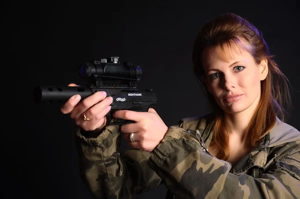 Kobieta młody pistolet wojskowy — Zdjęcie stockowe