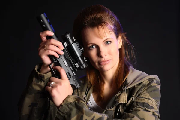 Молода військова зброя жінка — стокове фото