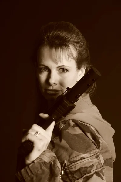 年轻的军事枪的女人 — 图库照片